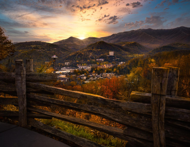Others 3, Cub Crossing, Free Attraction Tickets, Hot Tub, Pool Table, WIFI!!!, Sevier