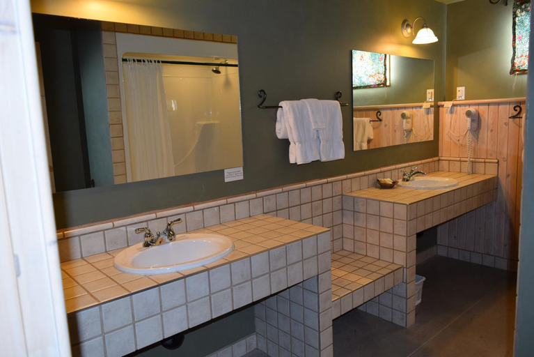 Bathroom, Retreat Wilderness Inn, Cariboo