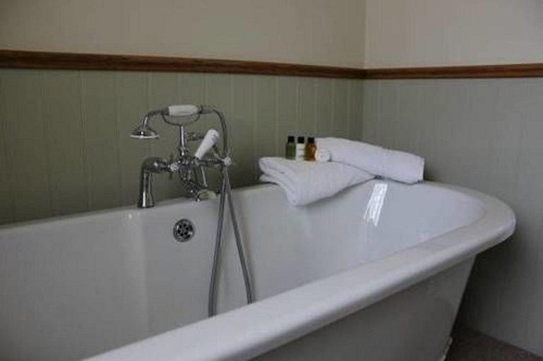 Bathroom 4, The Golden Pheasant Inn, Oxfordshire