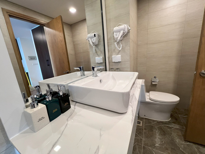 Bathroom 5, Stunning Ocean View Apartment in FLC Sea Tower, Qui Nhơn