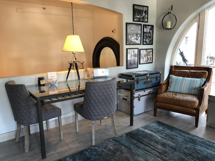 Public Area, The Historic Broadlind Hotel at Long Beach Conven, Los Angeles
