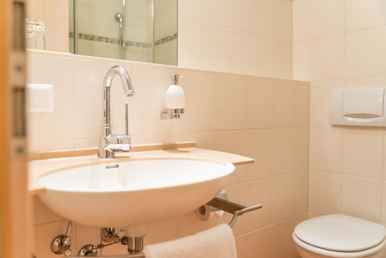 Bathroom 2, Hotel Beim Schrey, München