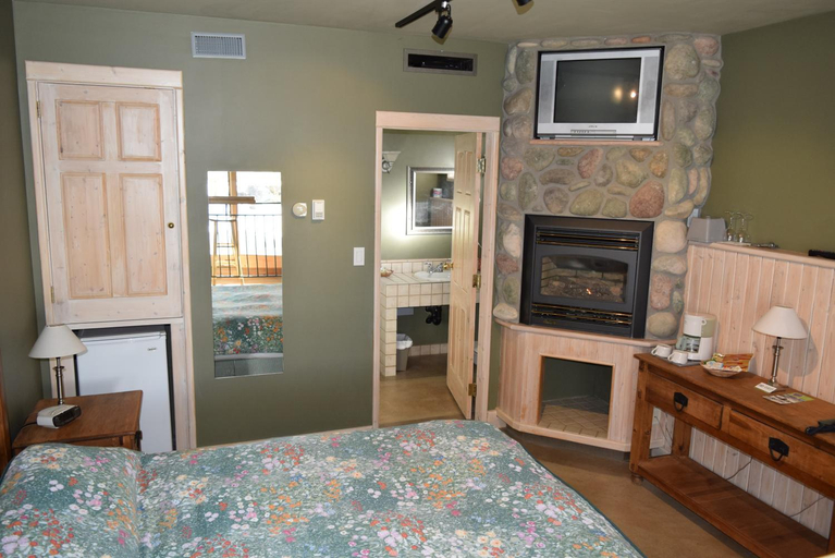 Bedroom 2, Retreat Wilderness Inn, Cariboo