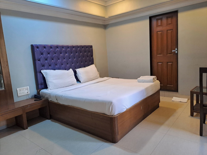 Bedroom 2, Hotel Cruz Royale, Mumbai Suburban