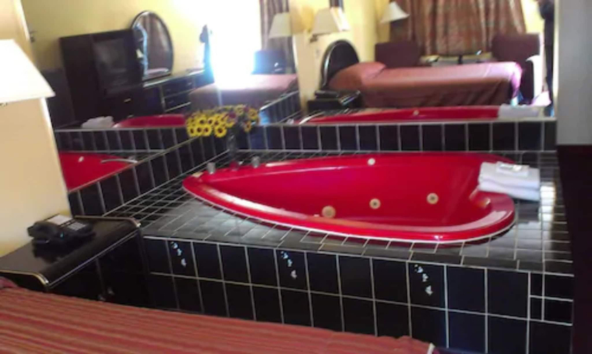 Bathroom 5, Sunset Inn, Niagara