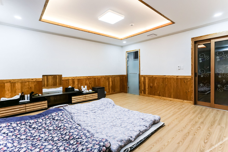Bedroom 4, Jeju City Hall Hotel, Jeju