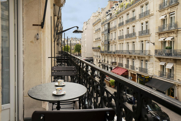 Others 5, Vestay Montaigne, Paris