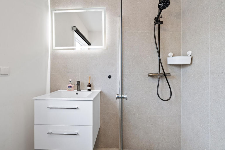 Bathroom 2, Central and Cozy Apartment, Reykjavík