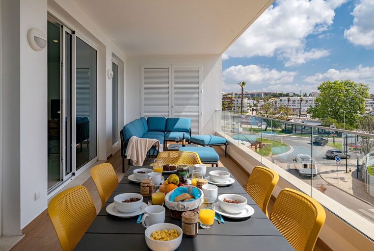 Food & Drinks 4, Lagos Marina View 1 With Pool by Homing, Lagos