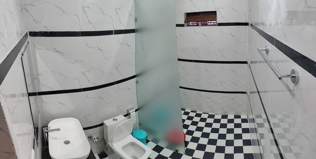 Bathroom, Hasuli Hotel, Rudraprayag