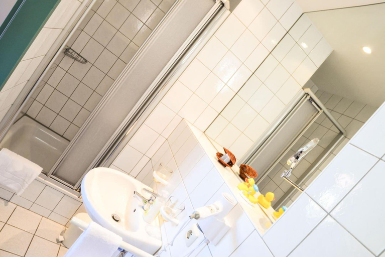 Bathroom 4, Boardinghouse Pfarrkirchen, Rottal-Inn