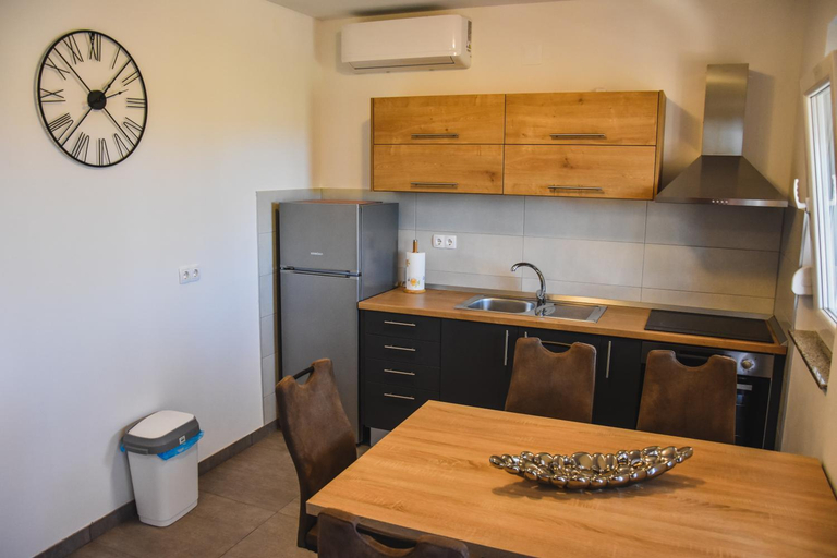 Others 5, Apartments Mirela, Nin