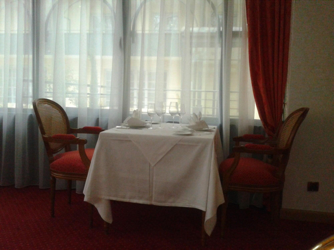 Food & Drinks 5, Home Medicis Les Petites Roches, Côte-d'Or
