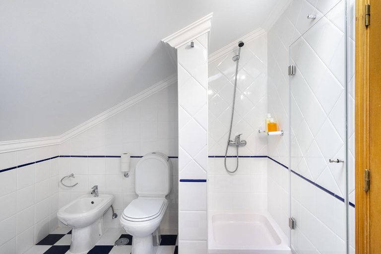 Shower 5, WHome Surfer's Paradise Retreat: Digital Nomads & Remote Workers, Mafra