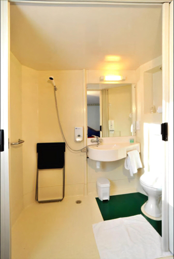 Bathroom, initial by balladins Vendôme, Loir-et-Cher