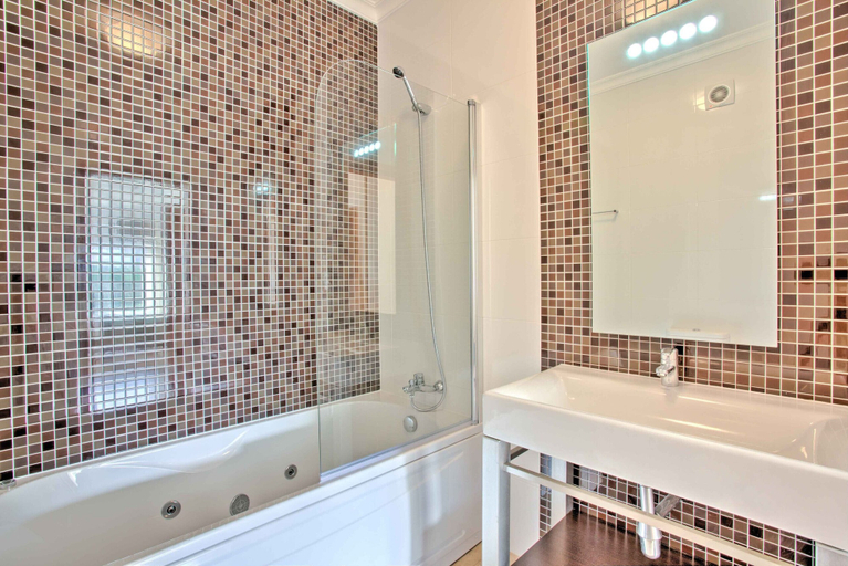 Bathroom 4, Lagos Palm Tree 1 With Pool by Homing, Lagos