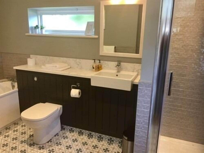 Bathroom, The Swan Inn, Cheshire East