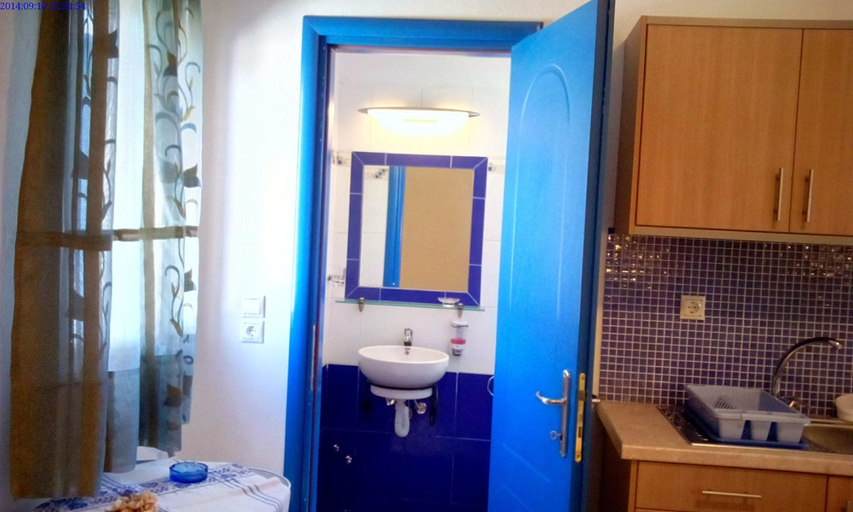 Bathroom 3, Ammoudia Studios, South Aegean
