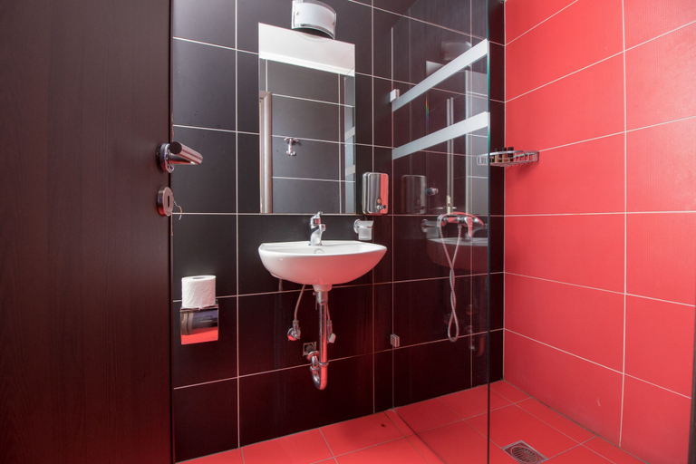 Bathroom 5, Cosmopolit, Attica