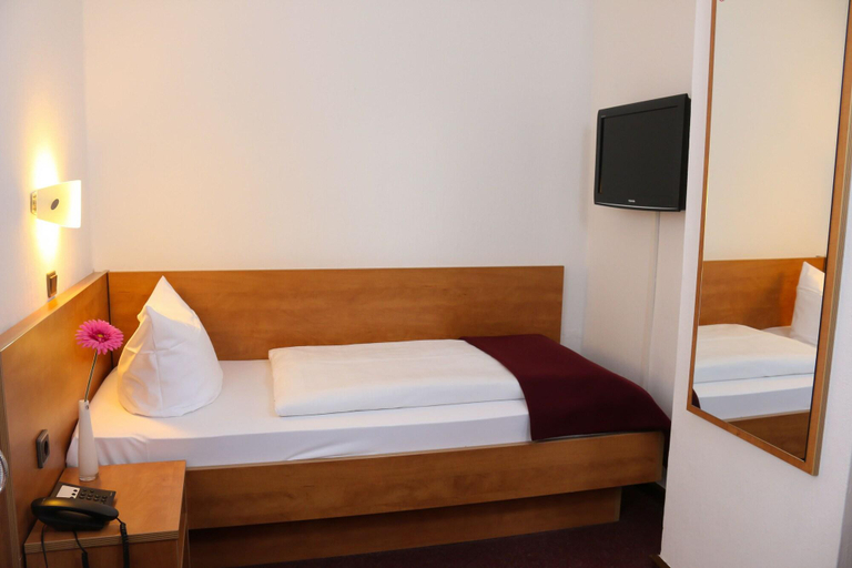 Bedroom 2, City Hotel Journal, Wolfsburg