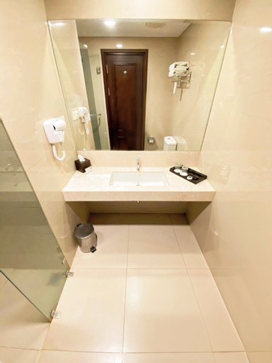 Bathroom 16