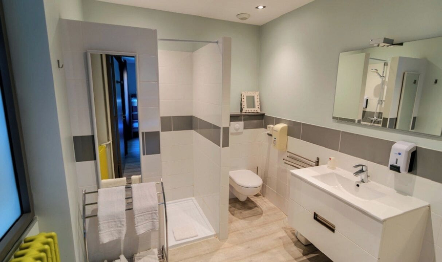 Bathroom 5, Hôtel de l'Abbaye, Saône-et-Loire
