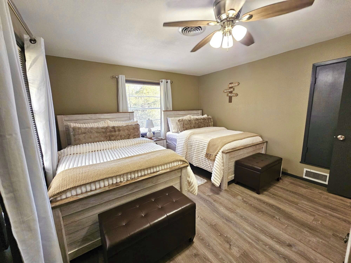 Bedroom 2, Belton Lakehouse, Bell