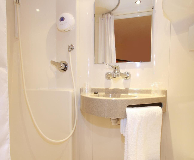 Bathroom 4, B&B HOTEL Lisieux Parc des Expositions, Calvados