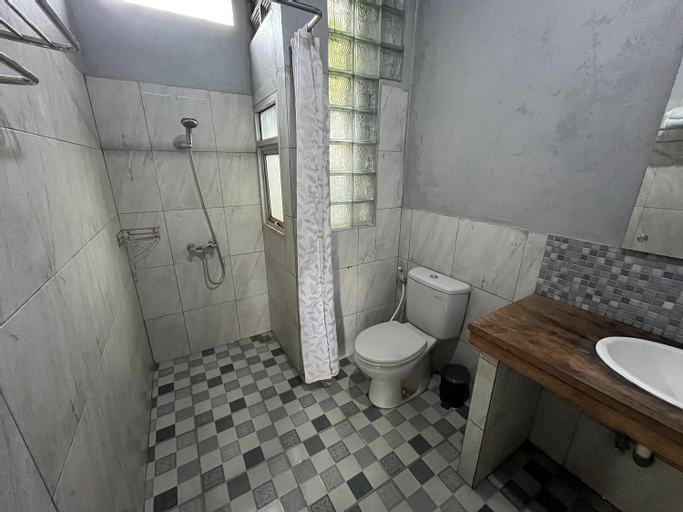 Bathroom 10