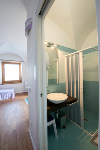 Bathroom 3, Le radici delle nuvole, Avellino