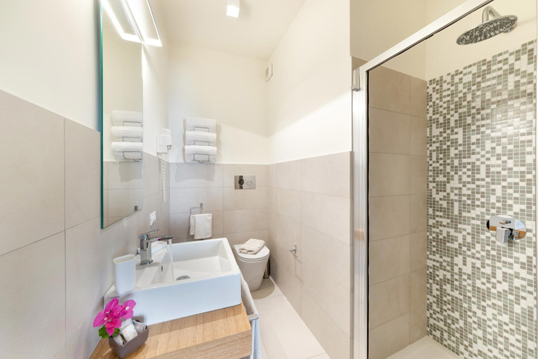 Bathroom, B&B Adduari, Trapani