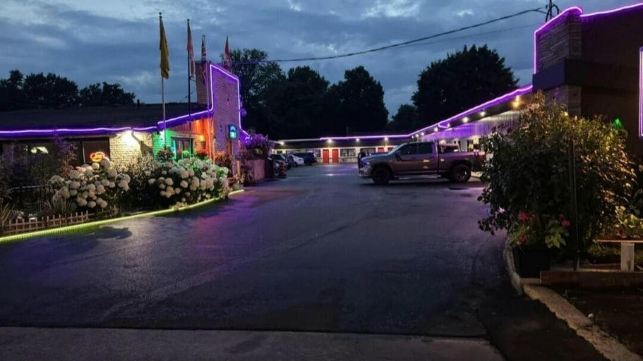 Exterior & Views 2, crestwoodmotel, Halton