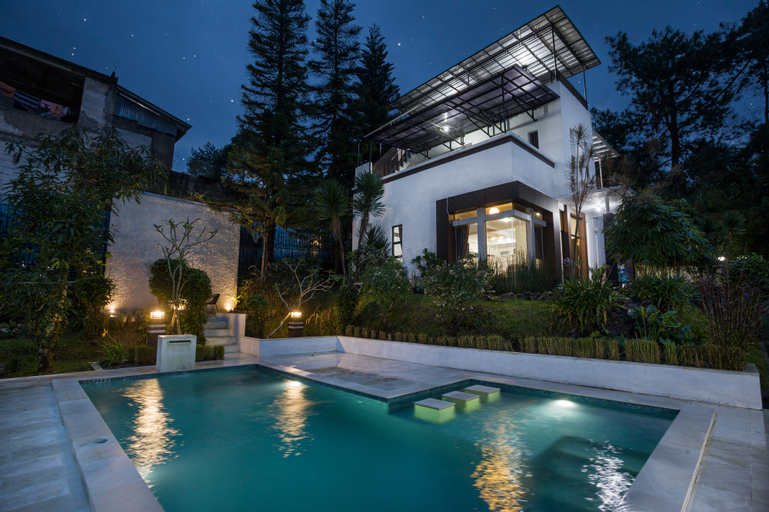 Villa Alessa Puncak with Panoramic Mountain View, Bogor