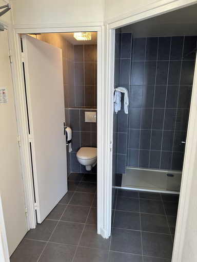 Bathroom 3, Square Hotel, Cantal