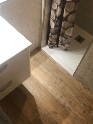 Bathroom 4, L'auberge fleurie, Somme