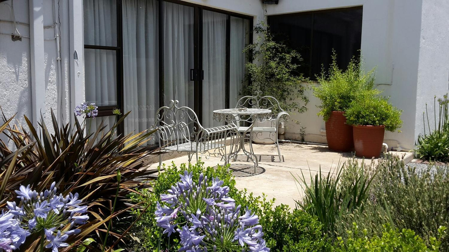 Others 3, Bettie's Luxury Lodge, Fezile Dabi