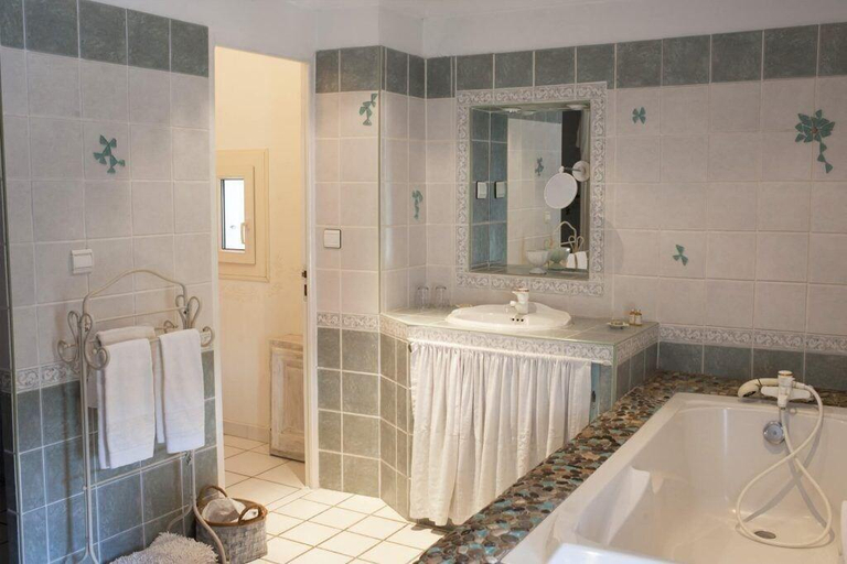 Bathroom 4, Mas La Pomara De, Vaucluse