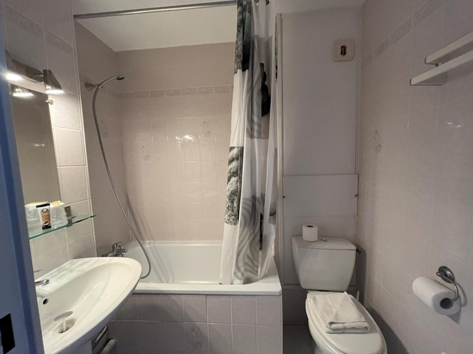 Bathroom 4, Ha Tel Les Arcades, Bouches-du-Rhône