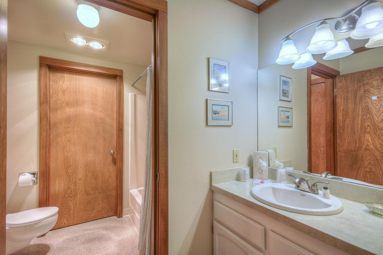 Bathroom 3, Little Creek Cove, Lincoln