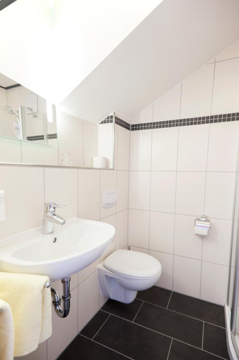 Bathroom 3, Hotel & Restaurant Ernst, Hildesheim