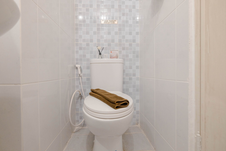 Bathroom 5, Cozy Designed Studio Apartment Tokyo Riverside PIK 2 By Travelio, Tangerang