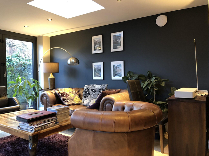 Public Area 2, One Hundred - Bed & Breakfast, Cardiff