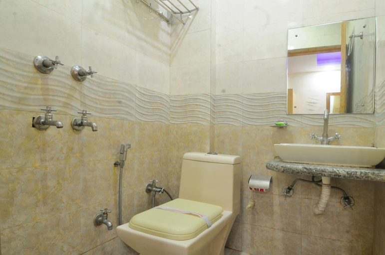 Bathroom 5, Hotel Karlo Kastle By Sushant Travels, Delhi