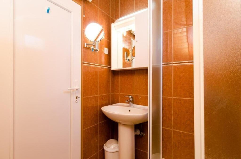 Bathroom 2, Holiday Home Maa Us, Pojezerje