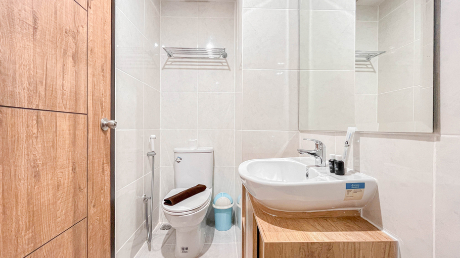 Bathroom 5, The Good Estate Studio at Delft Ciputra Makassar Apartment By Travelio, Makassar