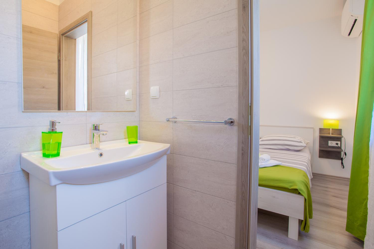 Others 4, Room Elelina, Cres