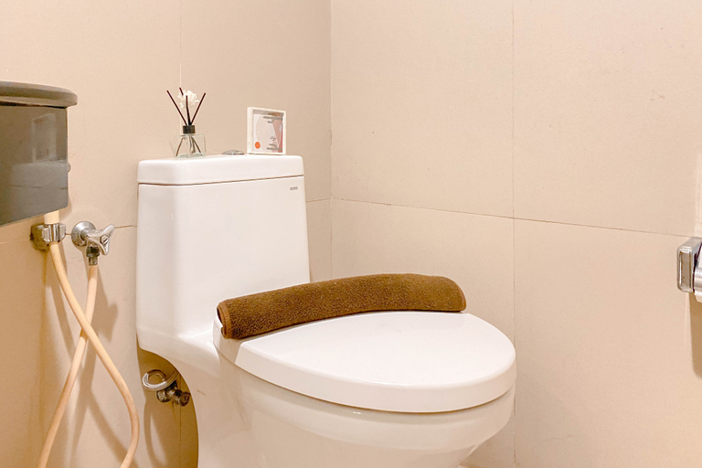 Bathroom 5, Comfy Studio (No Kitchen) at Apartment Grand Palace Kemayoran By Travelio, Jakarta Pusat