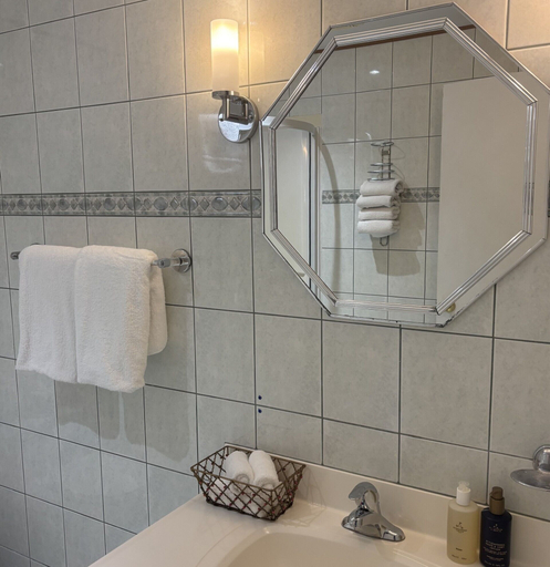Bathroom 4, Sunshine Coast Resort Hotel & Marina, Sunshine Coast