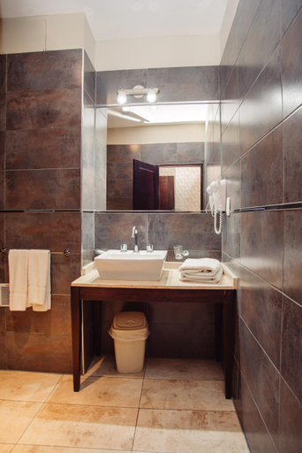 Bathroom 4, Maria's Hotel, Banda