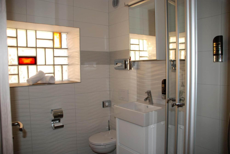 Bathroom 3, Hotel Zur Linde, Main-Kinzig-Kreis